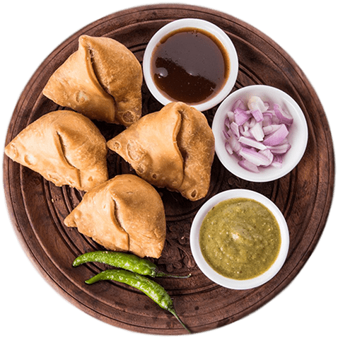 Crispy samosas with chutney and onions